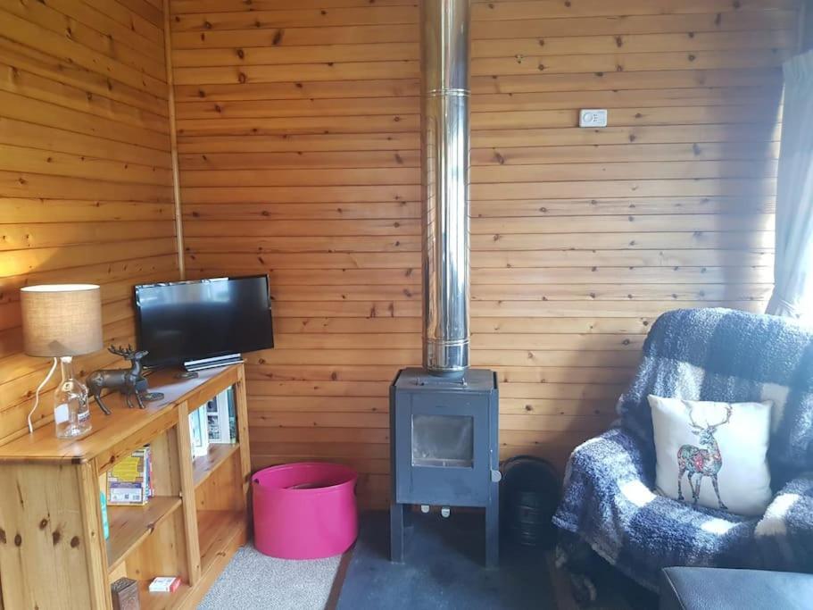 Pine Cabin, Strathyre. A Cosy Escape From It All. Holiday home